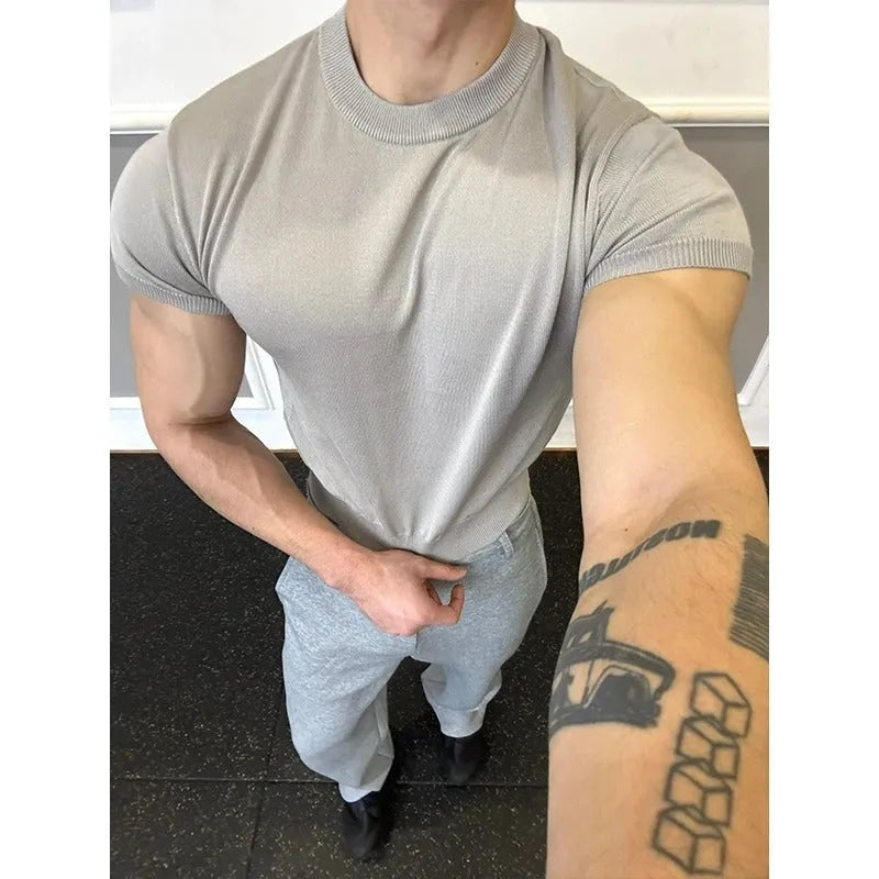 Men's slim fit knitted polyester t-shirt with cuff-closing sleeves in solid colours