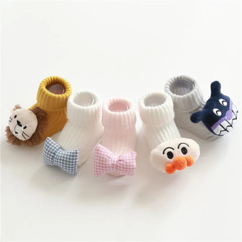 Baby floor socks in cotton with breathable fabric, showing size options XS S M and design variations including bows and animal prints
