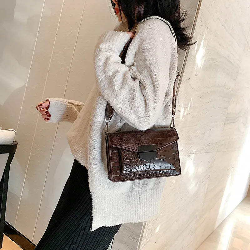 Vintage crossbody bag in black, dark brown, khaki, or red with 20x14x7cm dimensions and PU fabric