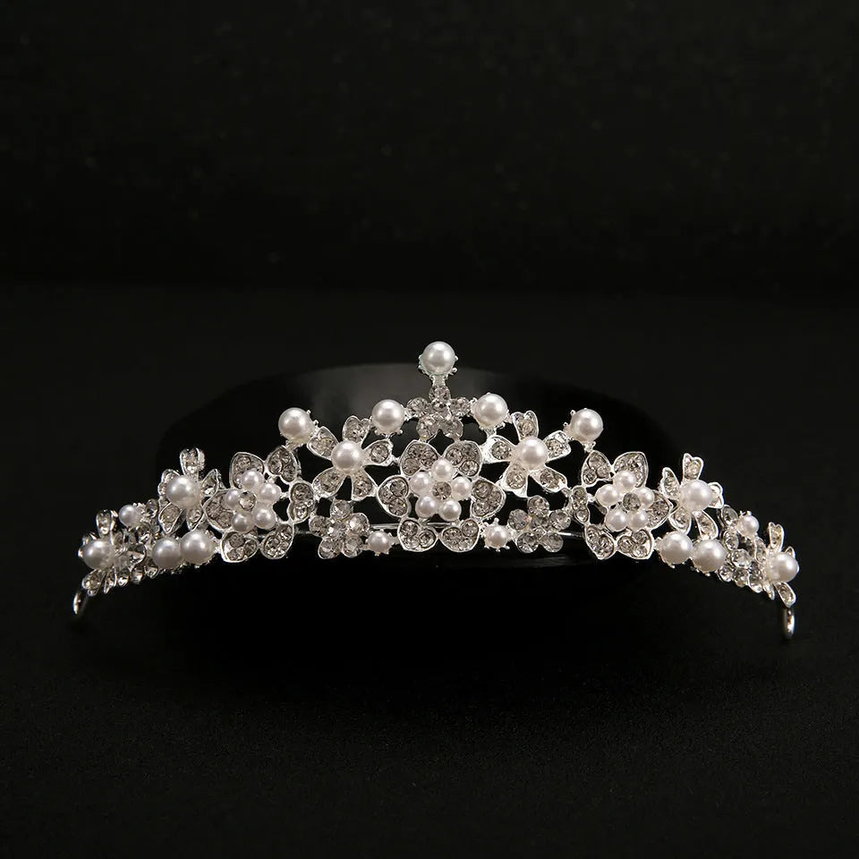 Three-piece bridal set with crystal flower necklace, crown and stud earrings in European and American style