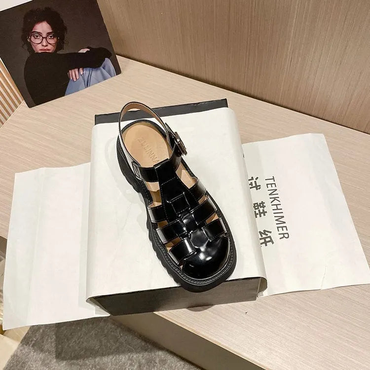 Women's retro platform sandals with buckle and chunky rubber sole in black colour