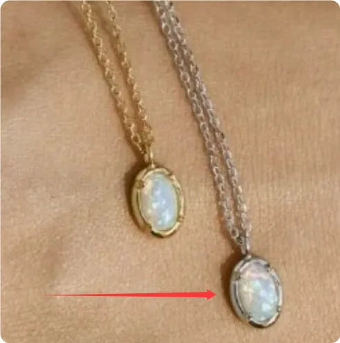 Geometric oval pendant necklace in 925 silver with gold plating on a model