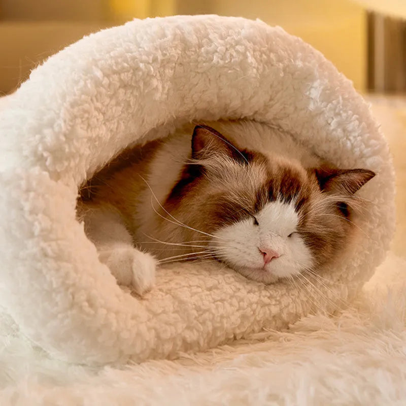 Cat sleeping bag with bear pattern in fleece fabric with PP cotton filling