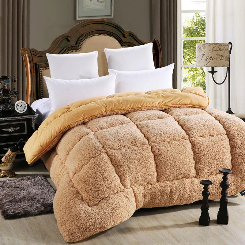 Goose down quilt with 100% polyester fibre cover in white beige grey camel or pink, available in four sizes from 150x200 cm to 220x240 cm