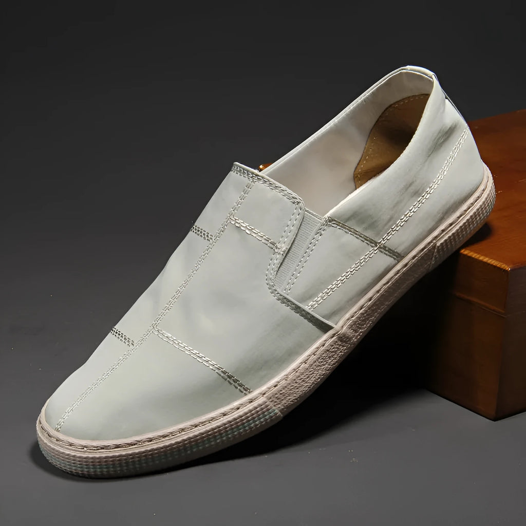 Men's low-top slip-on canvas shoes in various colours with round toe and vulcanised rubber sole