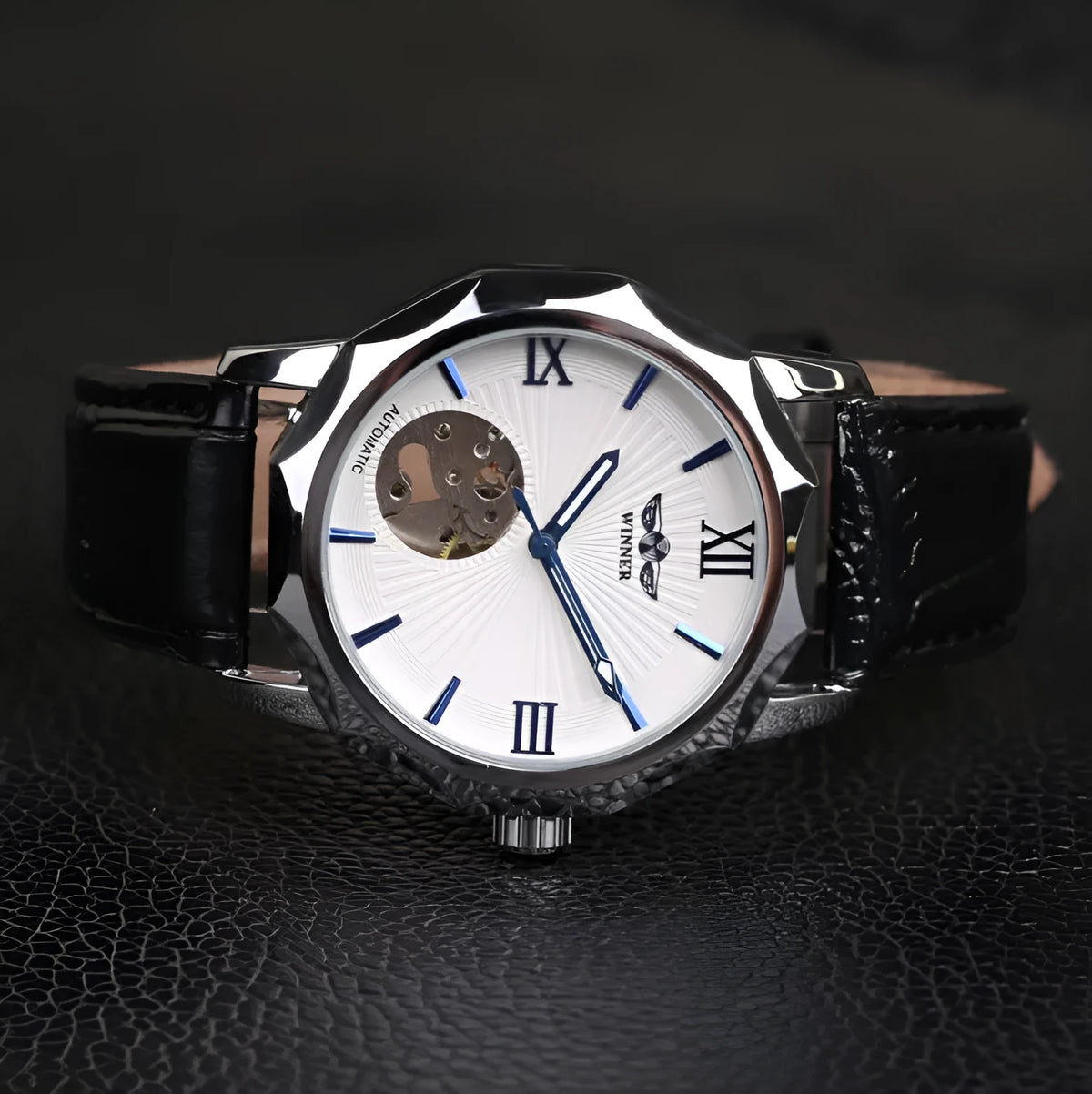 Aqua wristwatch with 4.2 cm surface width, 25.5 cm total length, shown in Black or White.