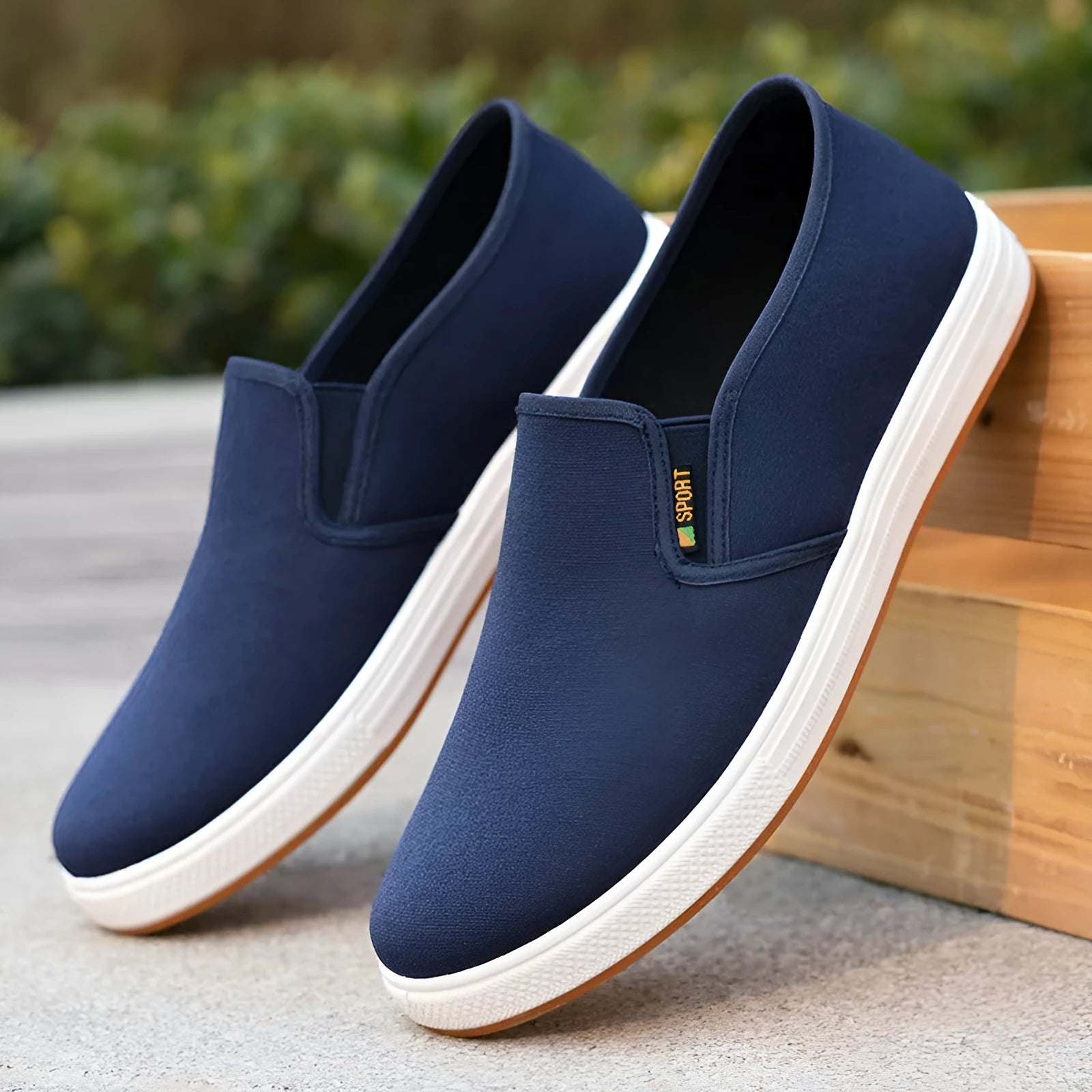Men's low-top canvas slip-on shoes with round toe and injection moulded soles in black or blue