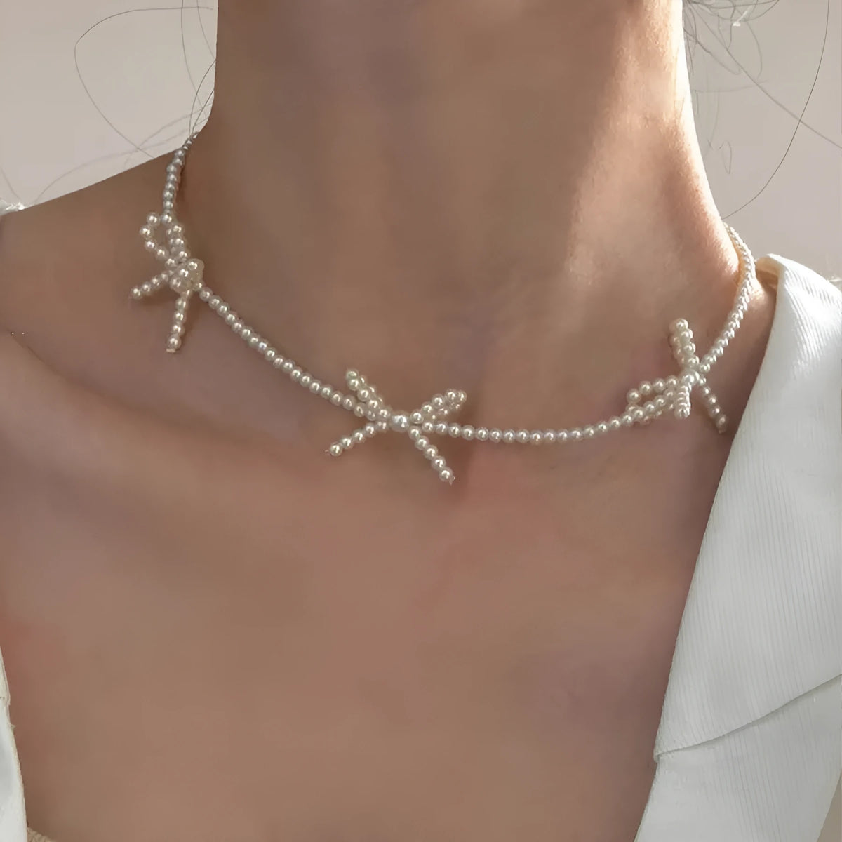 Women's pearl necklace with bow design and adjustable 31-40cm length