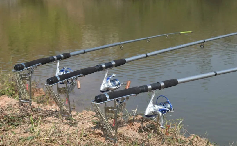Automatic fishing rod holder in high-strength hard steel with bearing trigger and elastic feet for big and small fish.
