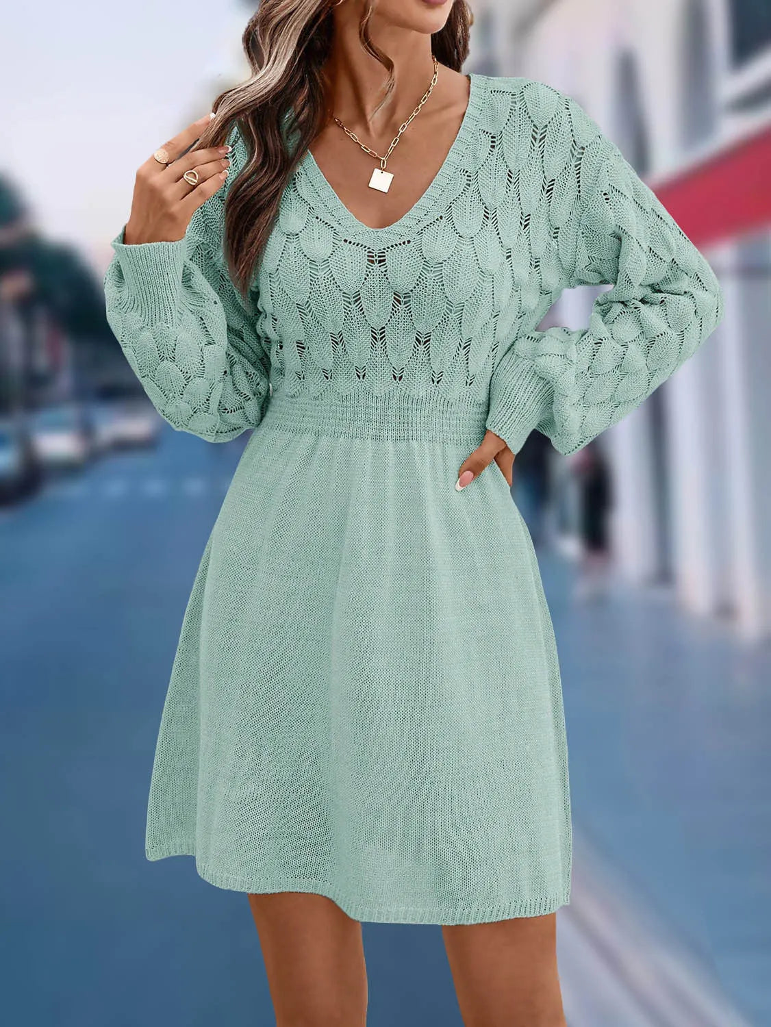 V-neck beach dress with long sleeves, high waist, and 3D pattern in acrylic fabric