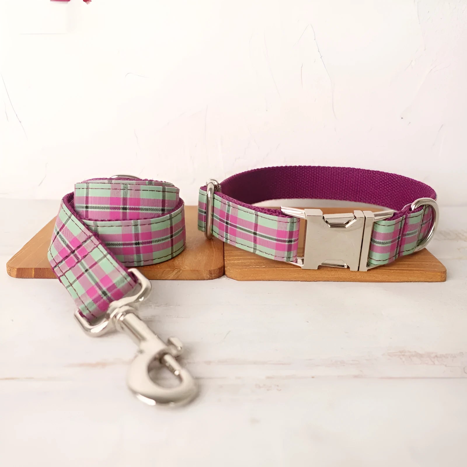 Mint coloured polyester dog collar and leash set with tear-resistant construction