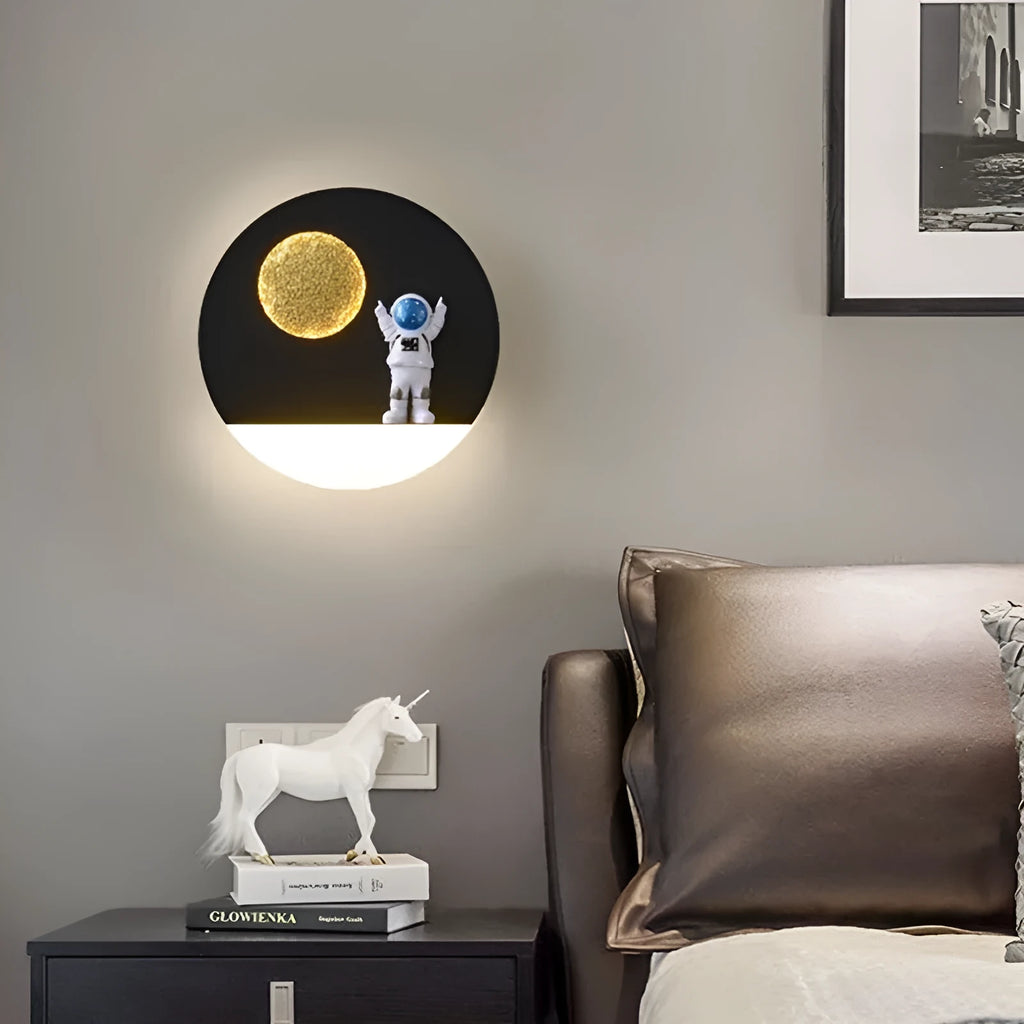 Astronaut-shaped shelf wall lamp in black or white circular or square design with LED lighting