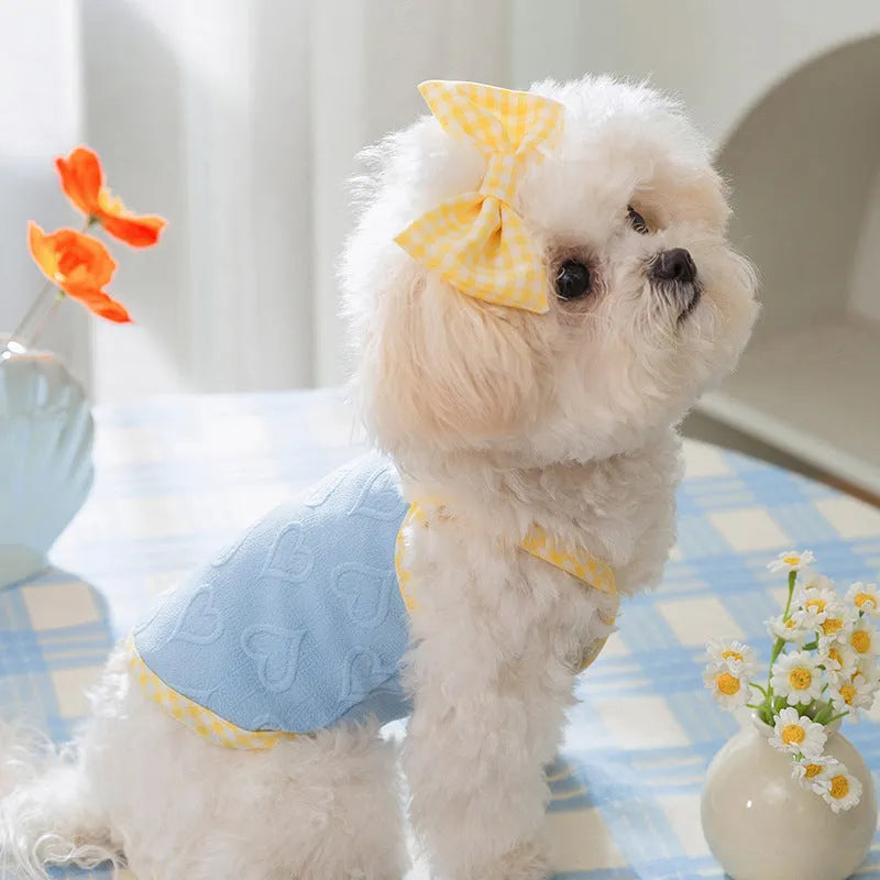 Small dog wearing blue elastic vest with bow suspenders, showing four-sided stretch design for 0.50-10.00kg pets