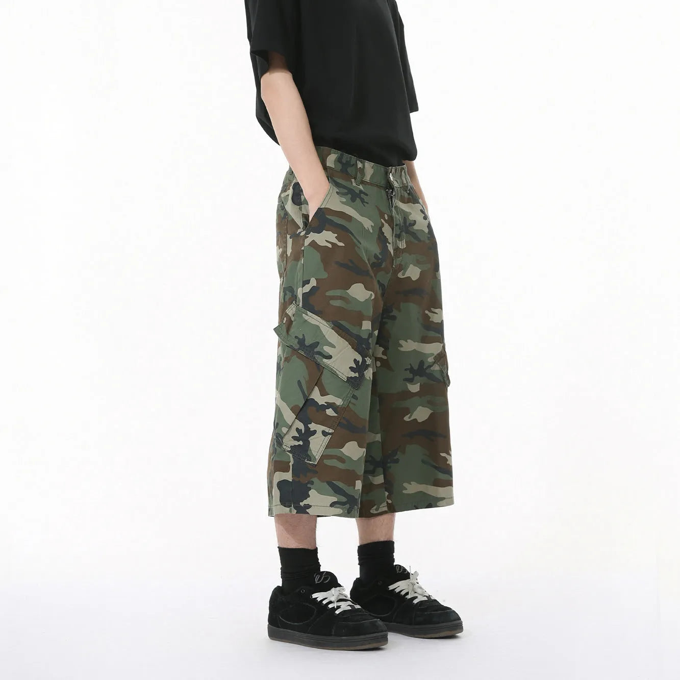 Cotton men's camouflage jeans with wide leg loose fit, cropped length, side stitching, and large pockets