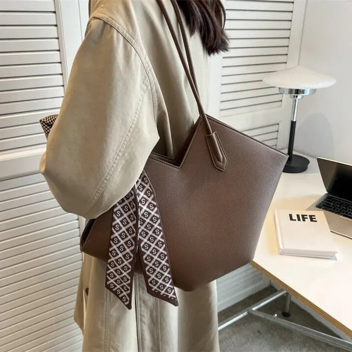 Women's fashion shoulder bag in beige, showing 43cm width, sandwich pocket, and 30cm handle height