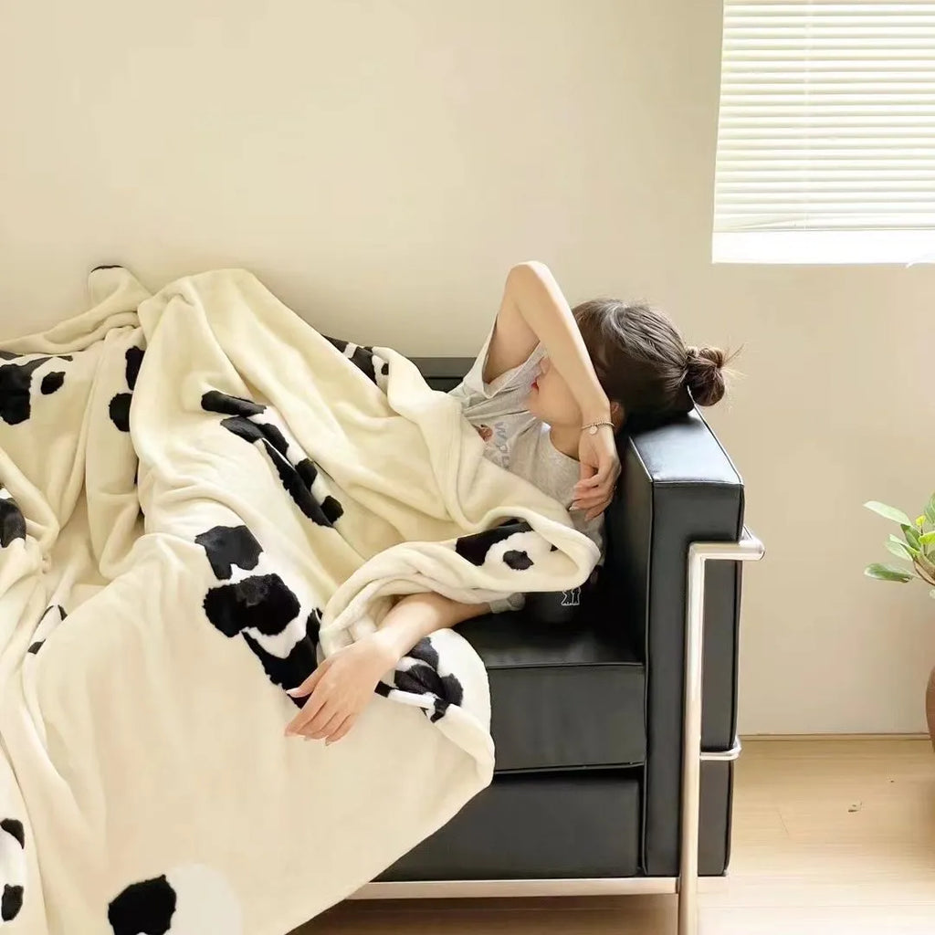 Panda cartoon pattern flannel blanket measuring 150x200cm on single bed