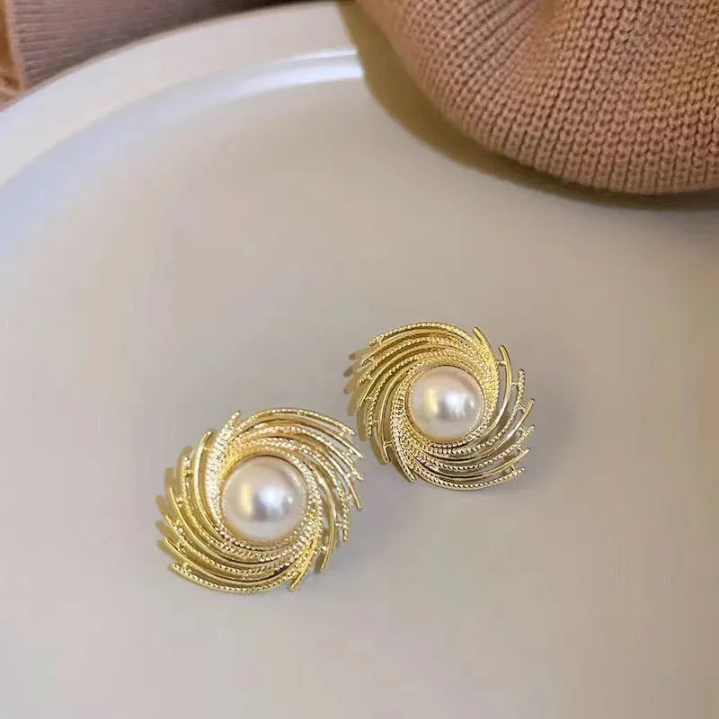 Women's electroplated alloy vintage earrings with pearl flower design