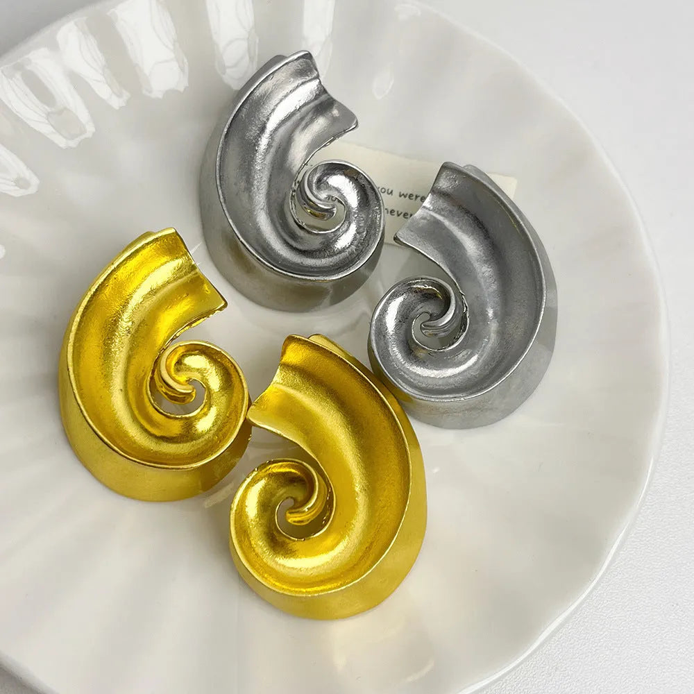 Geometric ear studs with 5cm retro design in gold or silver electroplated finishes