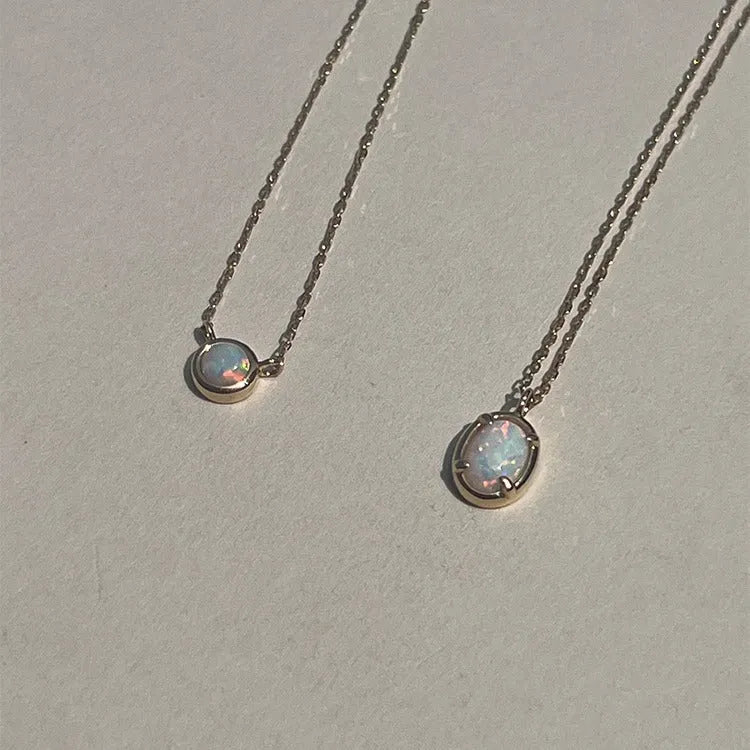 Geometric oval pendant necklace in 925 silver with gold plating on a model
