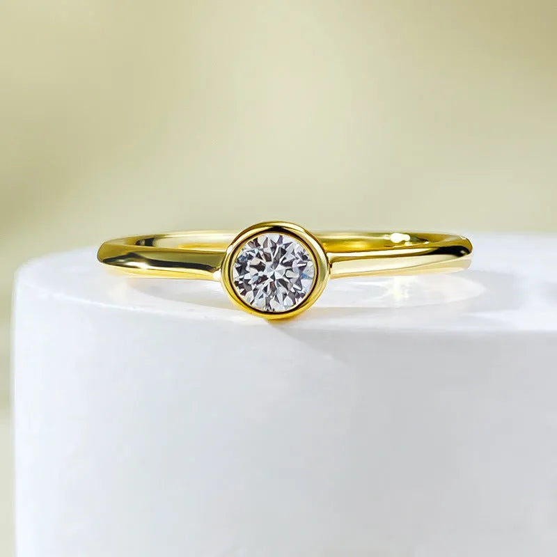 Minimalist silver crown ring with linear design details in R962 gold or platinum finish on a grey background.