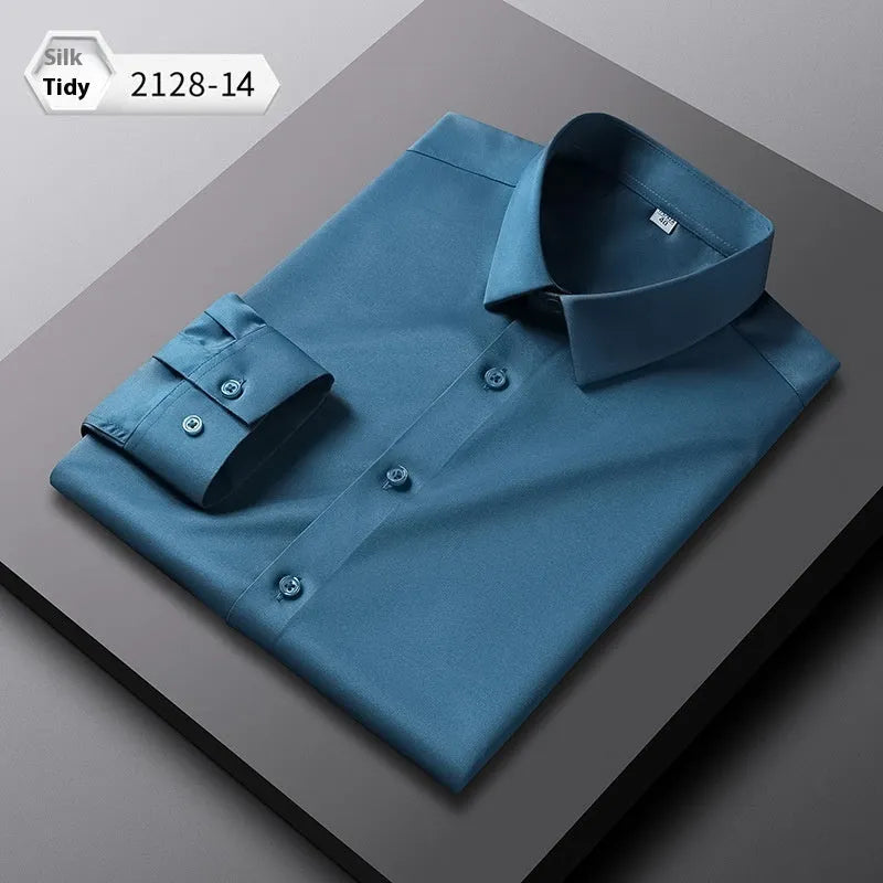 Man wearing a solid-colour long-sleeved elastic shirt in a loose fit.