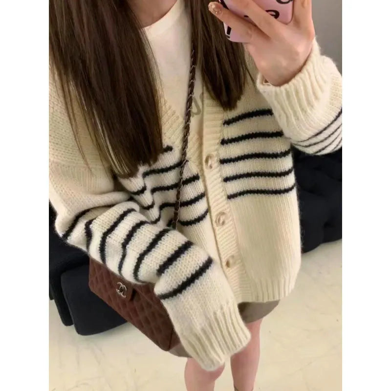Collar button cardigan with 3D pattern texture, button-front closure, and regular sleeves in Japanese-Korean casual style