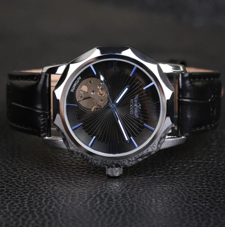 Aqua wristwatch with 4.2 cm surface width, 25.5 cm total length, shown in Black or White.