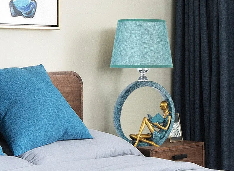 Blue reading girl table lamp in resin and cloth, 20 x 39.8cm, E27 fitting, for bedside or desk use