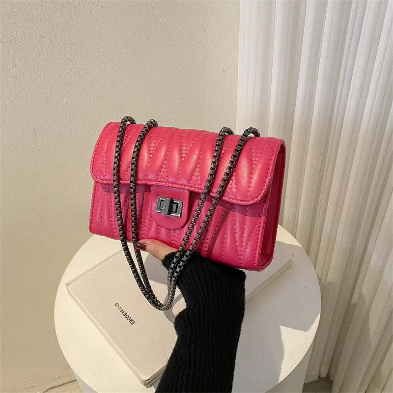 Retro textured diamond small bag in horizontal square shape measuring 21x14x7 cm with slit pocket and sewing line details