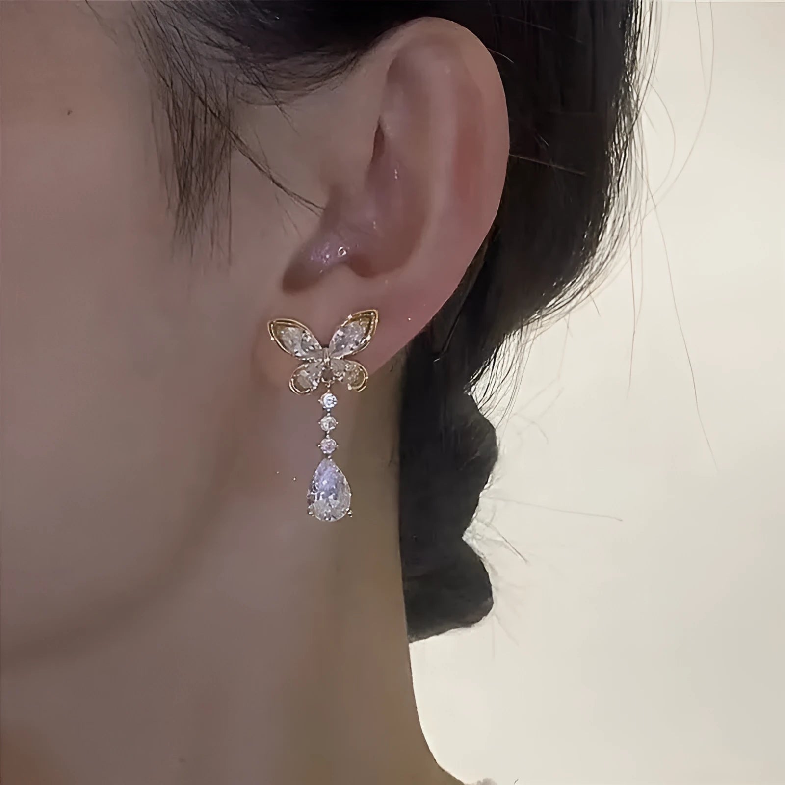 Women's bow-shaped stud earrings with platinum colour electroplated finish on zinc alloy