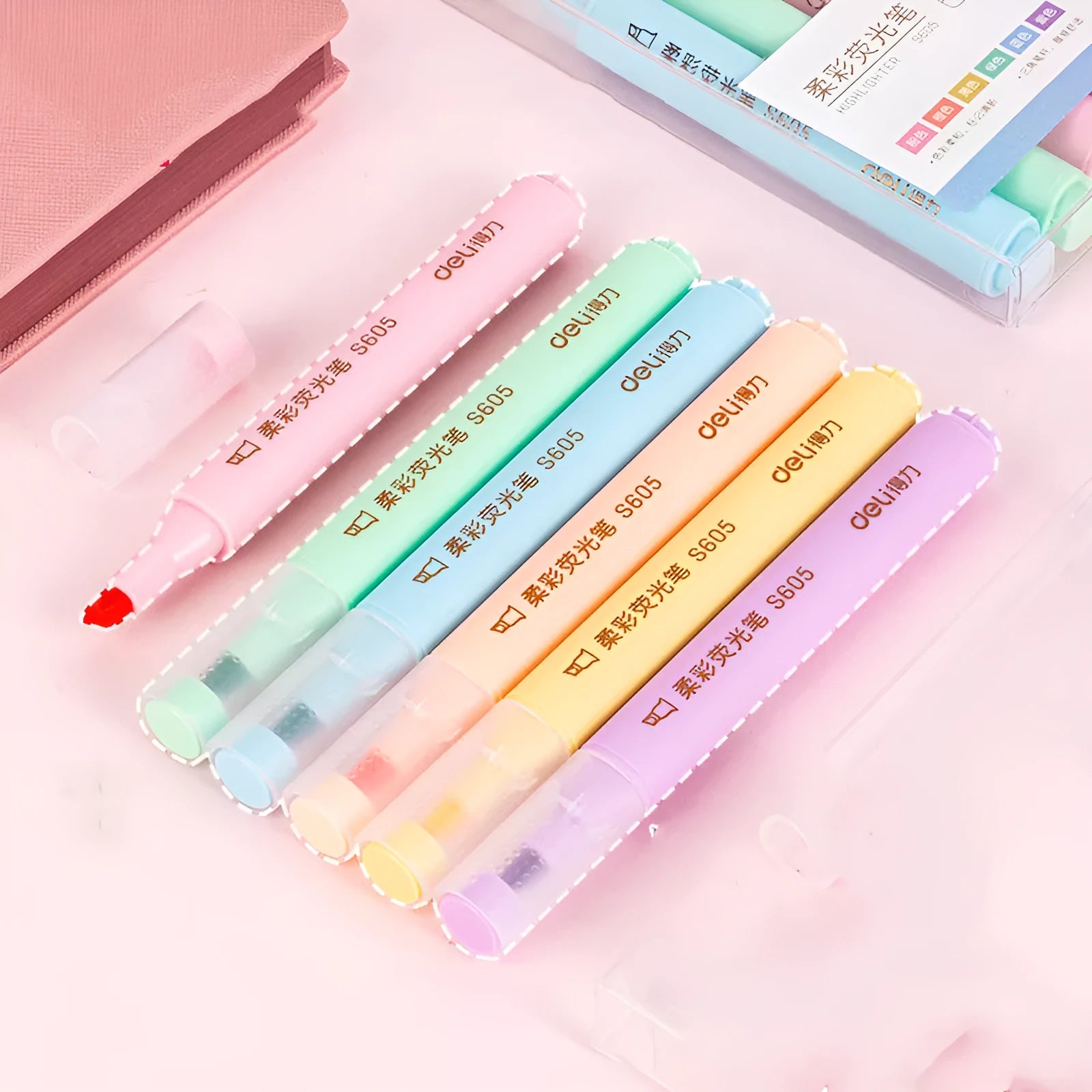 Deli S605 oblique head highlighter pens in Macaron and crystal colours with solid and transparent penholders.