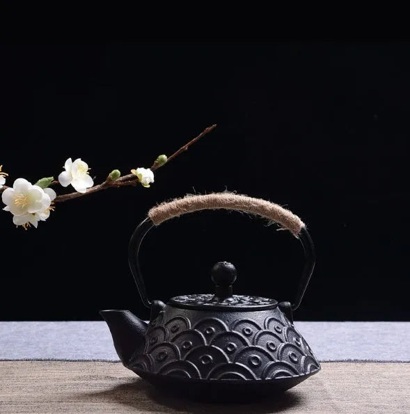 Cast iron teapot with Japanese-style patterns and 0.9L capacity for brewing tea