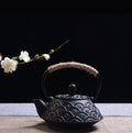Cast iron teapot with Japanese pattern, 0.9L capacity, pig iron construction for tea brewing