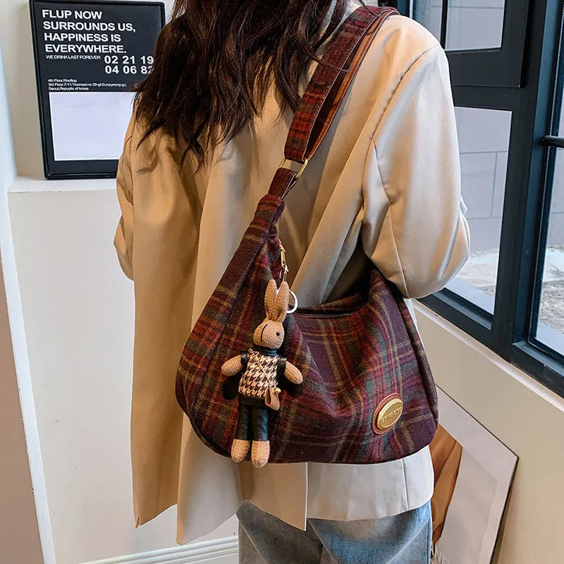 Women's woolen shoulder bag in horizontal square shape with pendant option