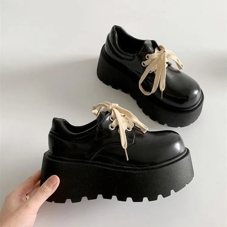 Women's matte black lace-up shoes with a 6-8cm English muffin heel and round toe on a solid background