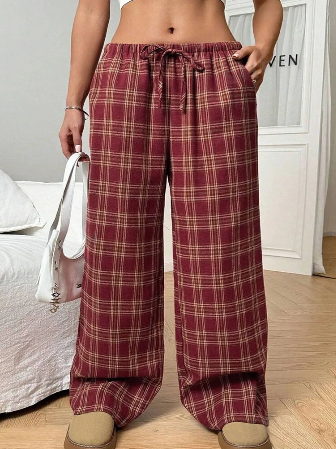Women's plaid trousers with drawstring waist and pockets in blue and red colours