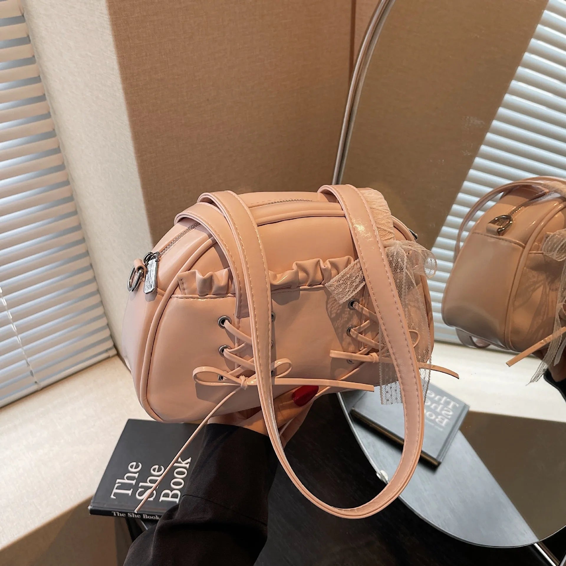 Women's bandage bow handbag in PU leather with mobile phone compartment and decorative sewing thread details