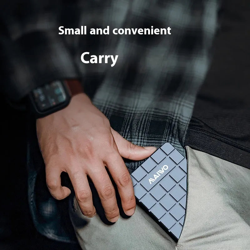 USB4 hard disk box with aluminium alloy construction measuring 50×118×13mm for solid-state drives