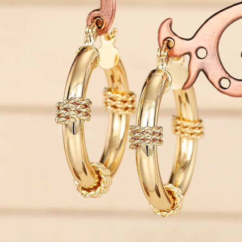 Geometric copper ear clip with 3.5cm ring and 2.5cm line elements in golden finish