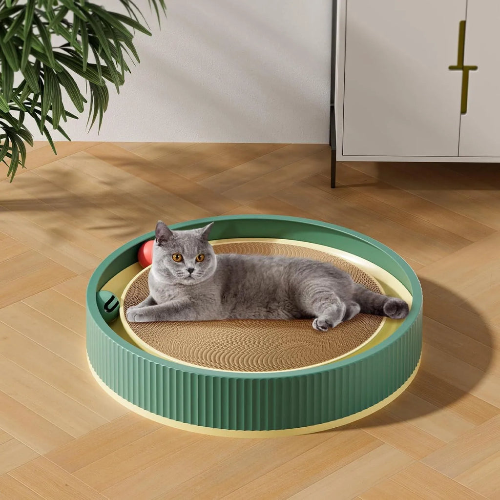 Green and white cat scratching board with 45cm diameter, showing corrugated cardboard surface and three ball toys