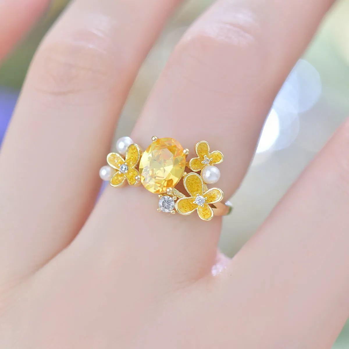 Women's open ring with flower pearl design and zircon details in yellow colour