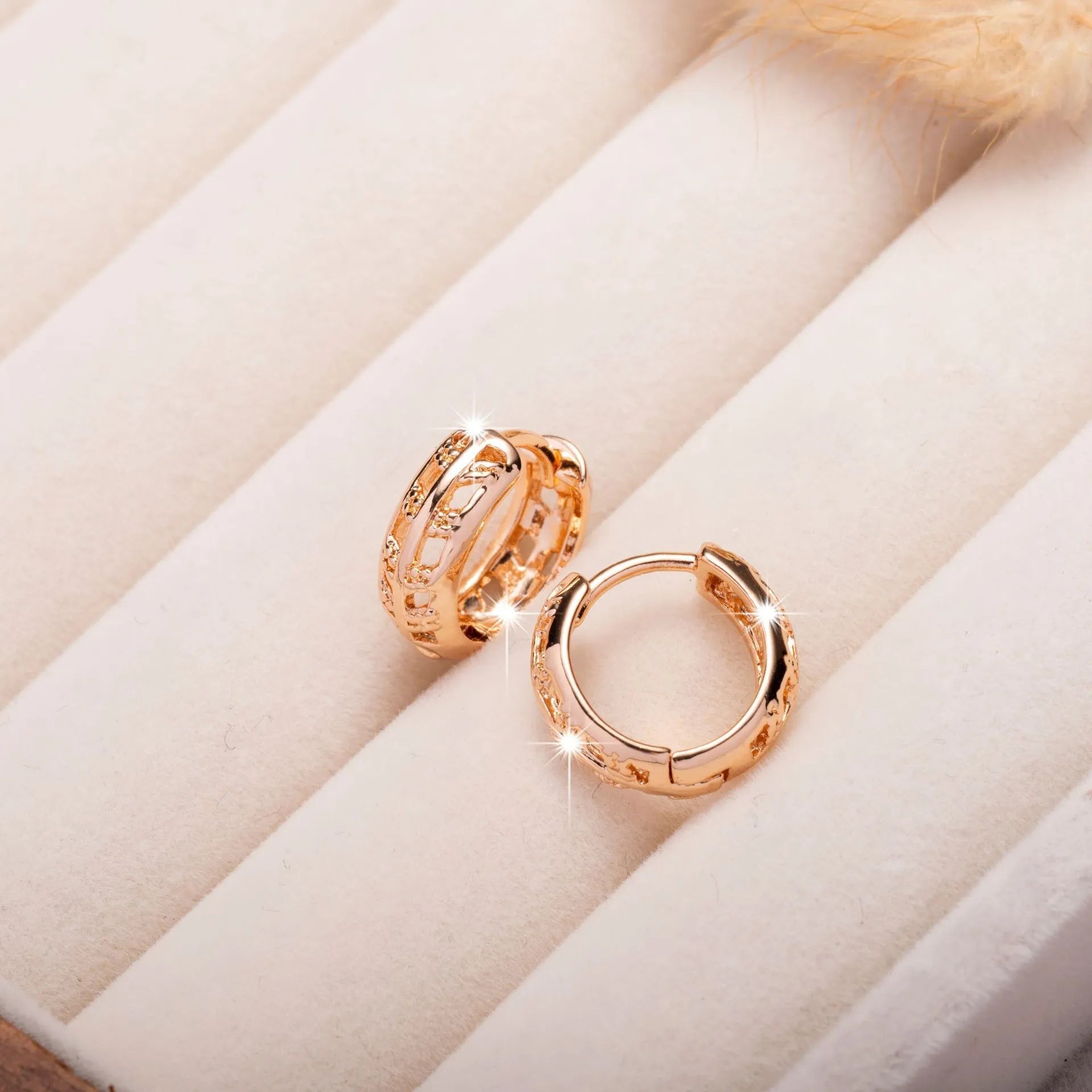 Rose gold leaf-shaped hollowed-out earrings with heart detail, copper construction, 3cm drop length