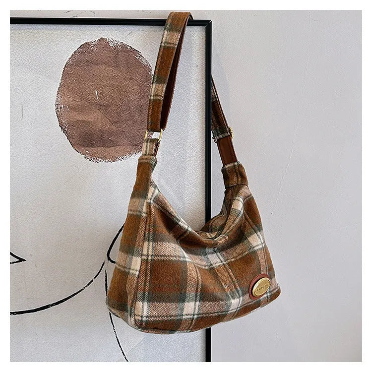 Women's woolen shoulder bag in horizontal square shape with pendant option