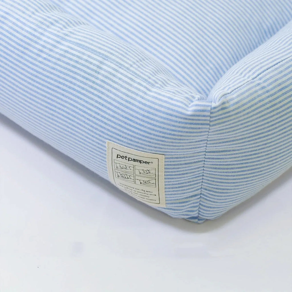 Foldable cat nest in white and blue striped cloth, free size, for cats.