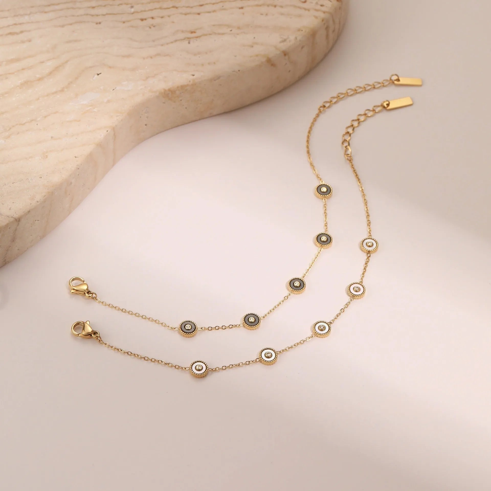 Stainless steel bracelet and necklace set with 18K gold plating and geometric fritillary pattern design