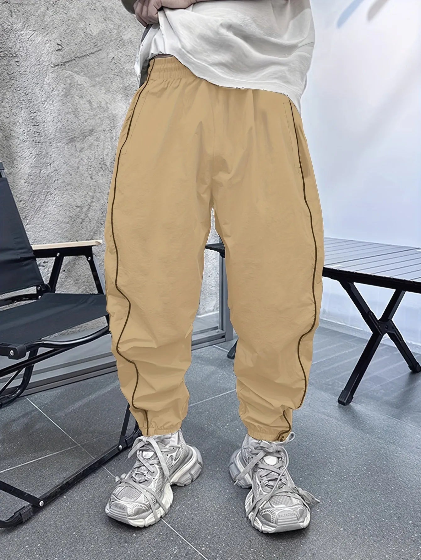 Men's bamboo fibre casual sports trousers in army green with cropped length and elasticated waist
