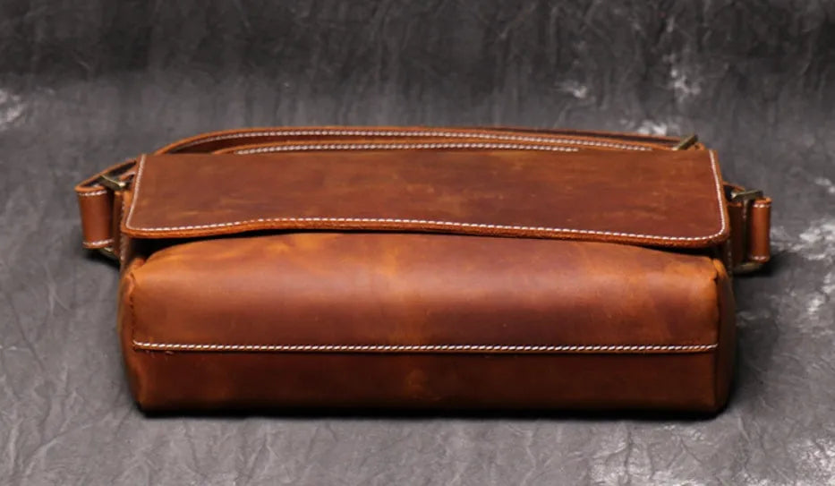 Vintage brown men's shoulder bag made of cowhide leather with adjustable strap and multiple internal pockets.