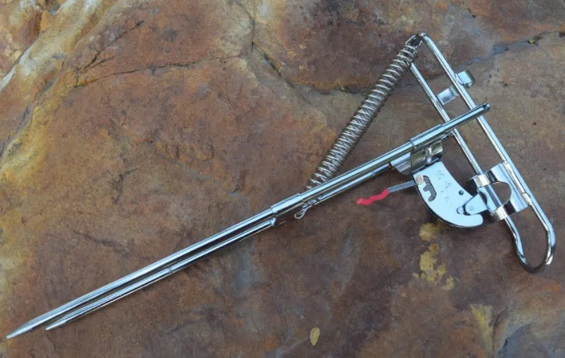 Automatic fishing rod holder in high-strength hard steel with bearing trigger and elastic feet for big and small fish.