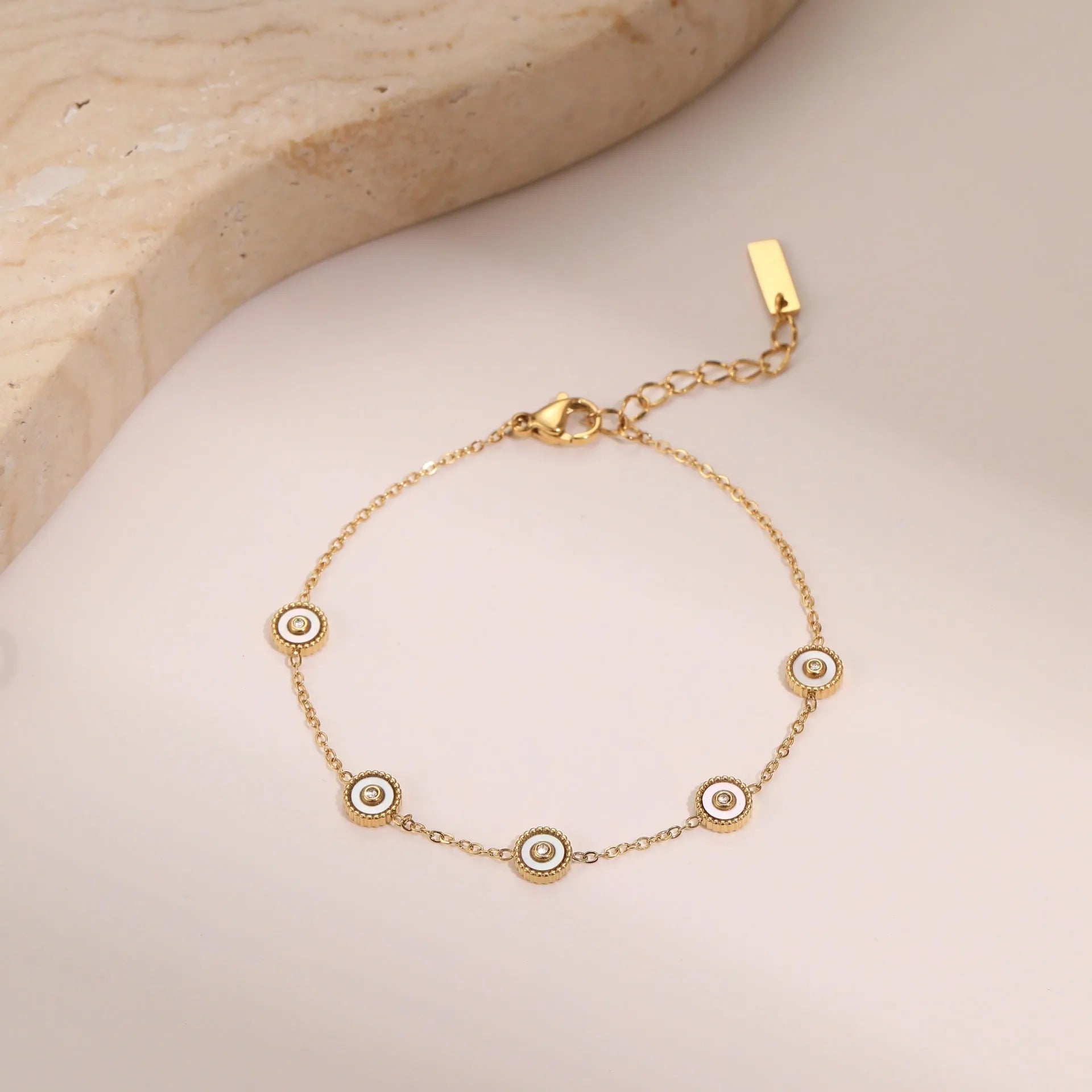 Stainless steel bracelet and necklace set with 18K gold plating and geometric fritillary pattern design