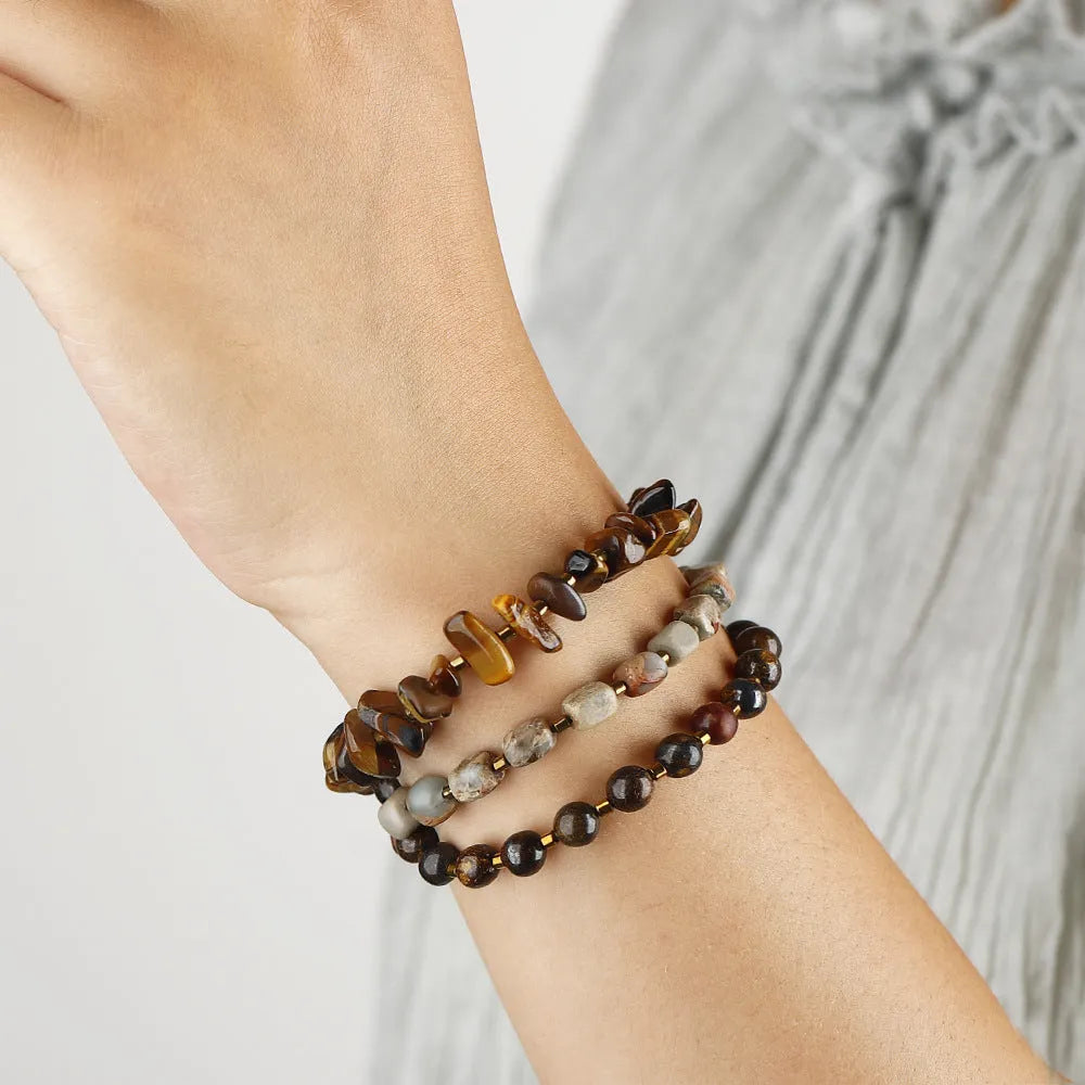 Handmade geometric bracelet made of Tigereye and bronze with bent wire texture, brown colour 3793.